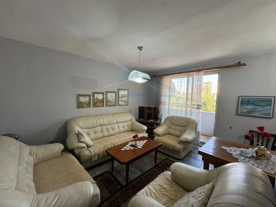 Tirane, jepet me qera apartament 2+1+Ballkon Kati 4, 76 m² 500 € (Brryli)