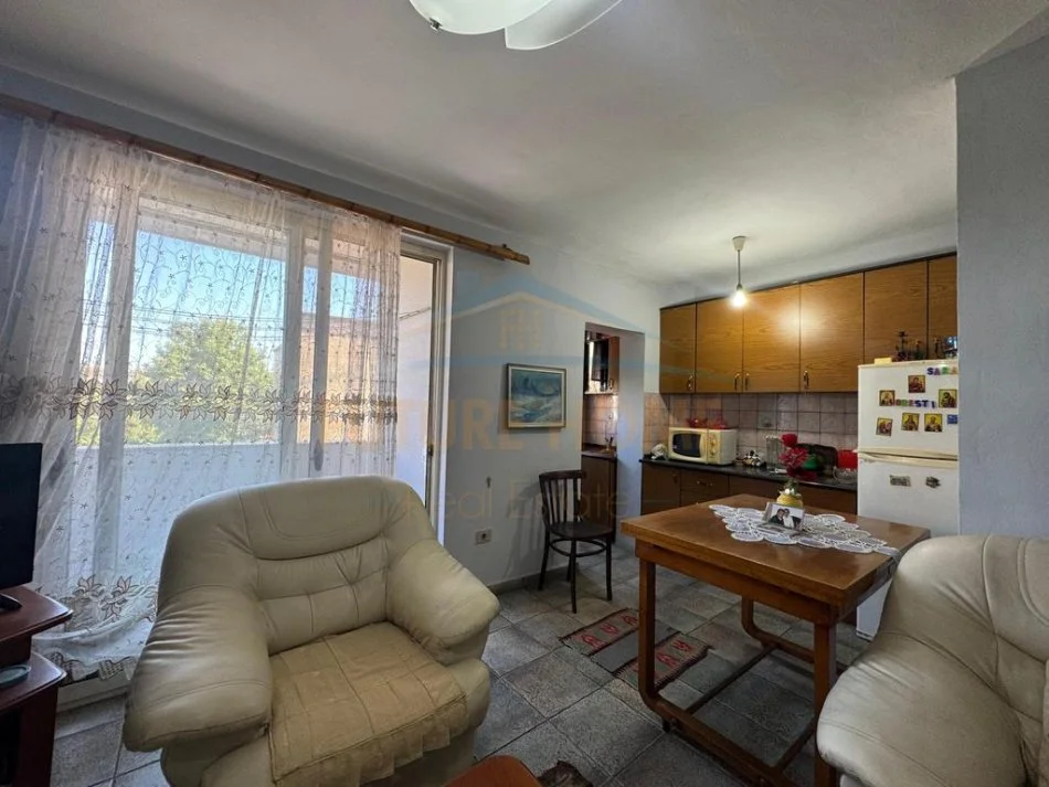 Tirane, jepet me qera apartament 2+1 Kati 4, 76 m² 550 € 