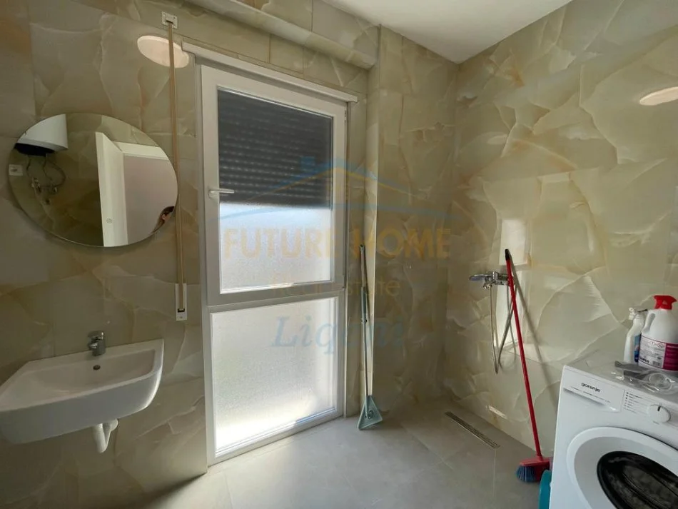 Tirane, jepet me qera apartament 2+1+Ballkon Kati 3, 600 € (Stacioni i Trenit, Tiranë)