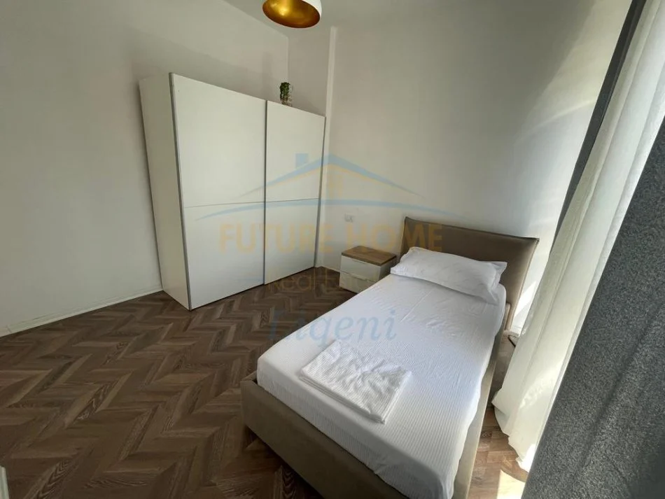 Tirane, jepet me qera apartament 2+1+Ballkon Kati 3, 600 € (Stacioni i Trenit, Tiranë)