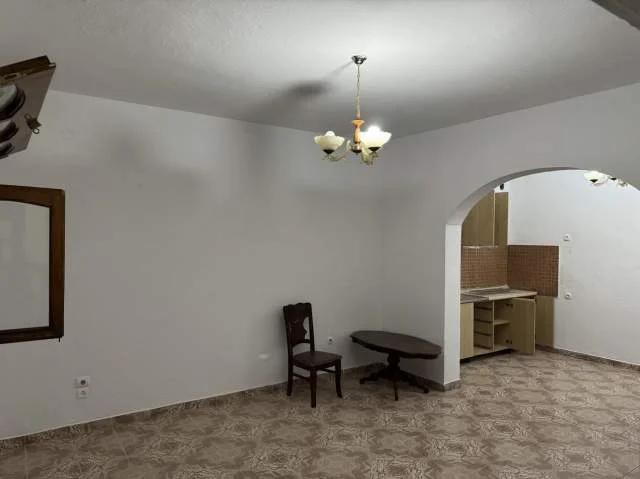 Tirane, jepet me qera shtepi 1+1 Kati 0, 74 m² 30.000  (RrKont Leopold Bertold)