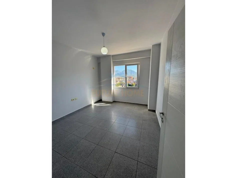 Tirane, shitet apartament 2+1+Ballkon Kati 7, 177.000 € (Oxhaku)