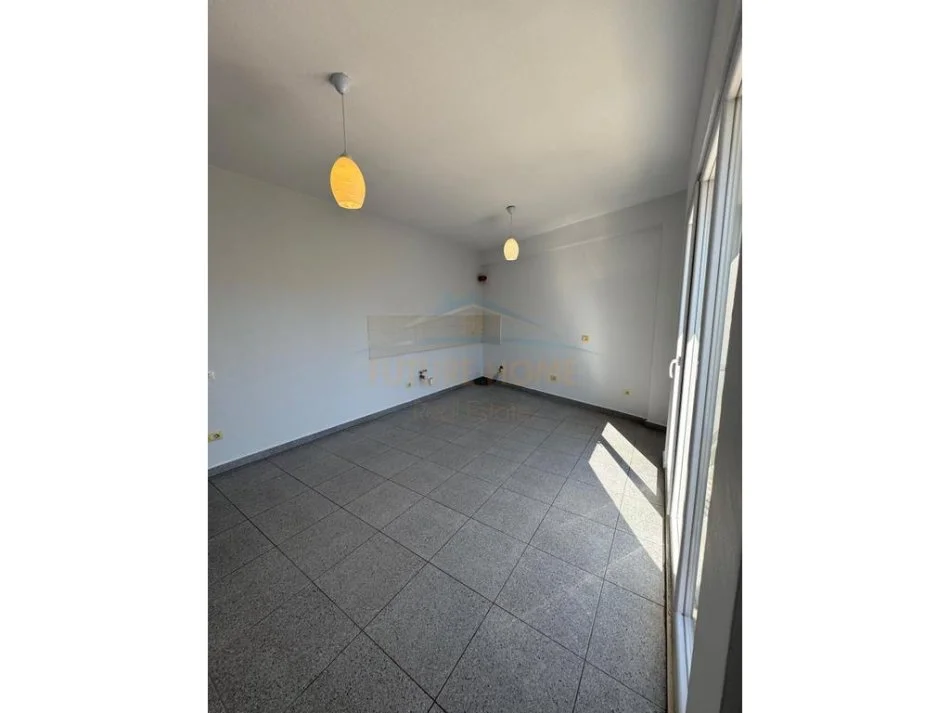 Tirane, shitet apartament 2+1+Ballkon Kati 7, 96 m² 177.000 € (Oxhaku)