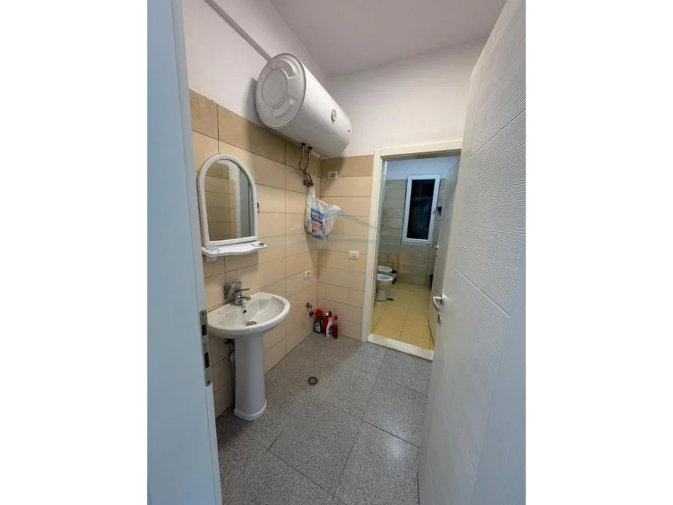 Tirane, shitet apartament 2+1+Ballkon Kati 7, 177.000 € (Oxhaku)