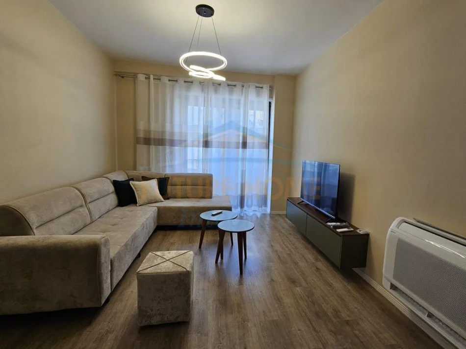 Tirane, jepet me qera 2+1+Ballkon Kati 2, 94 m² 650 € (Rruga Karl Gega)