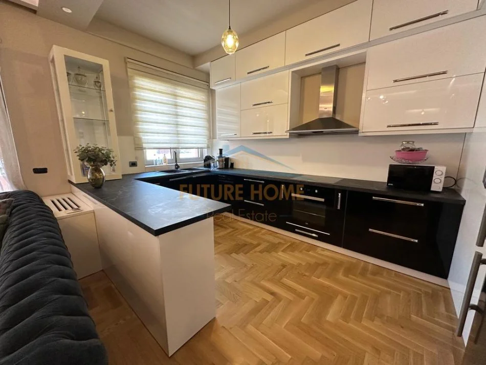 Tirane, jepet me qera apartament 2+1+Ballkon Kati 8, 122 m² 1.300 € (Kompleksi Delijorgji)