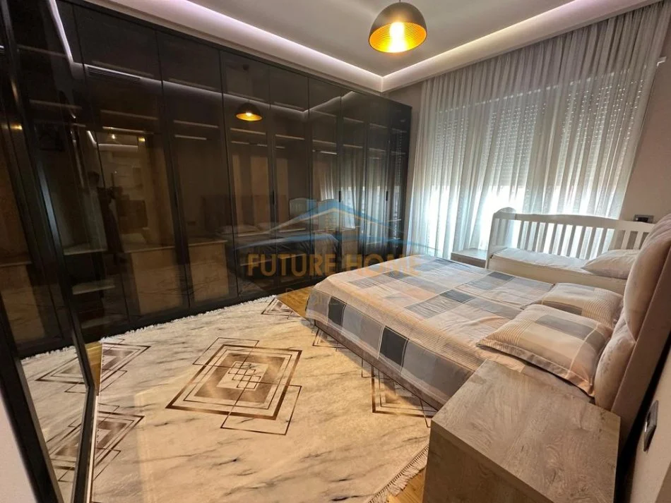 Tirane, jepet me qera apartament 2+1+Ballkon Kati 8, 122 m² 1.300 € (Kompleksi Delijorgji)