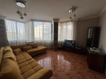 Tirane, jepet me qera apartament 2+1+Ballkon Kati 5, 93 m² 600 € (Pallati me shigjeta)