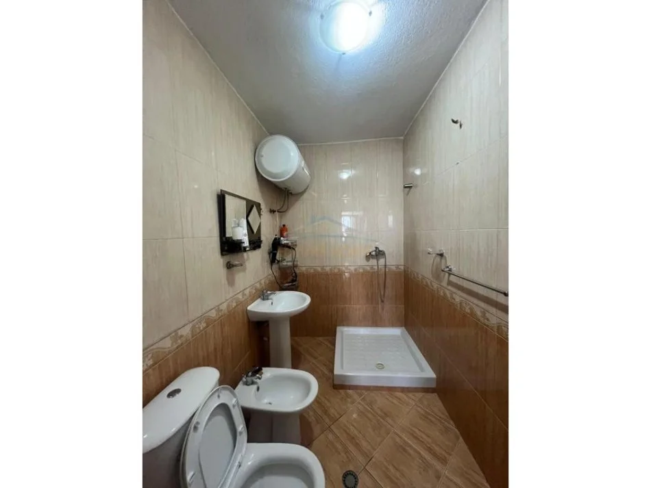 Tirane, jepet me qera apartament 2+1 Kati 5, 93 m² 600 € (PALLATI ME SHIGJETA)