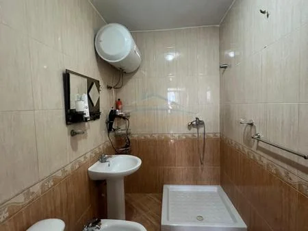 Tirane, jepet me qera apartament 2+1+Ballkon Kati 5, 93 m² 600 € (Pallati me shigjeta)