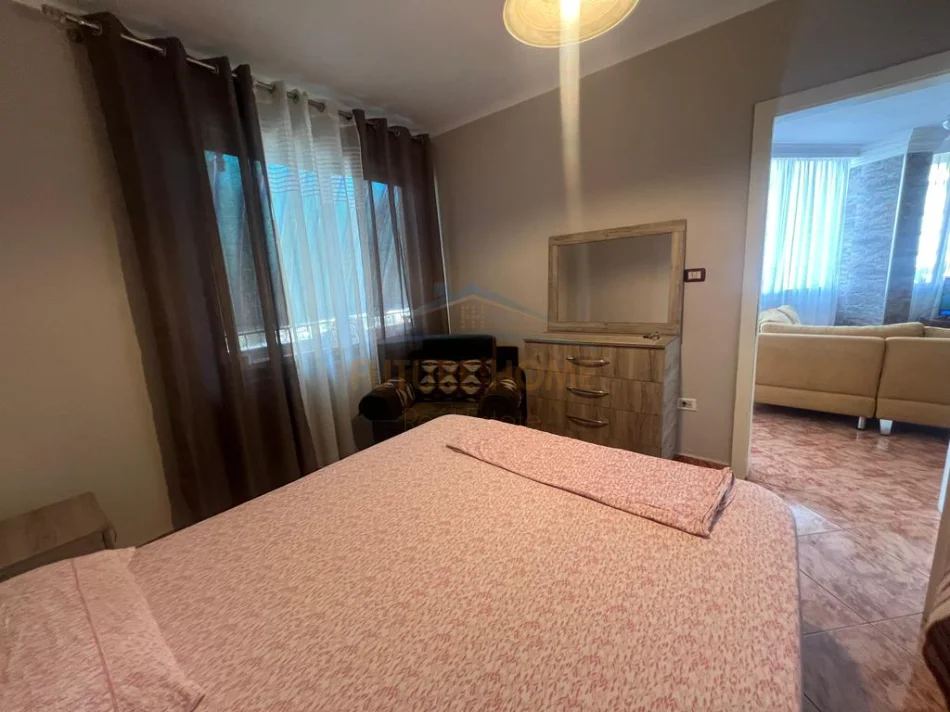 Tirane, jepet me qera apartament 2+1 Kati 5, 93 m² 600 € (Pallati me shigjeta)