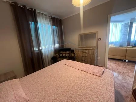 Tirane, jepet me qera apartament 2+1+Ballkon Kati 5, 93 m² 600 € (Pallati me shigjeta)