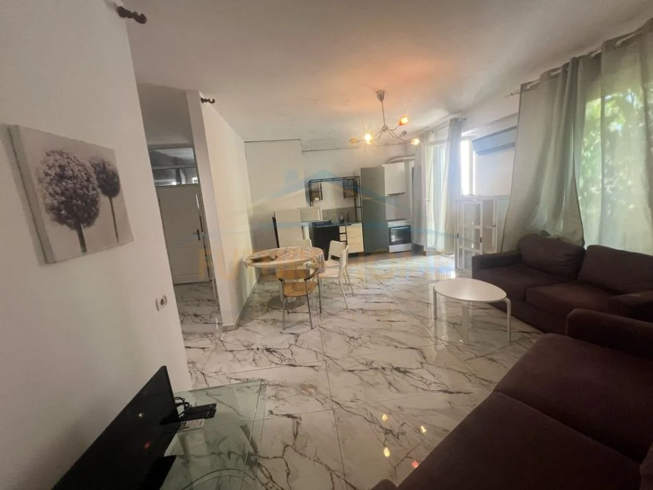 Tirane, jepet me qera apartament 2+1 Kati 1, 90 m² 550 € 