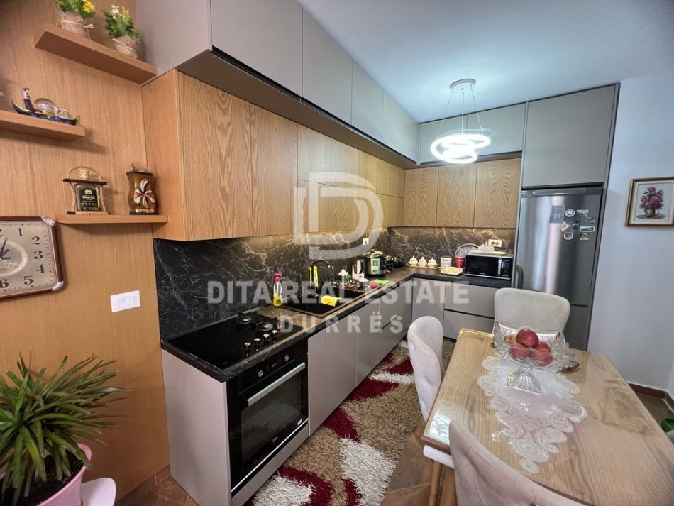 Durres, shitet apartament 2+1+Ballkon Kati 3, 175.000 € (PAVARESIA)