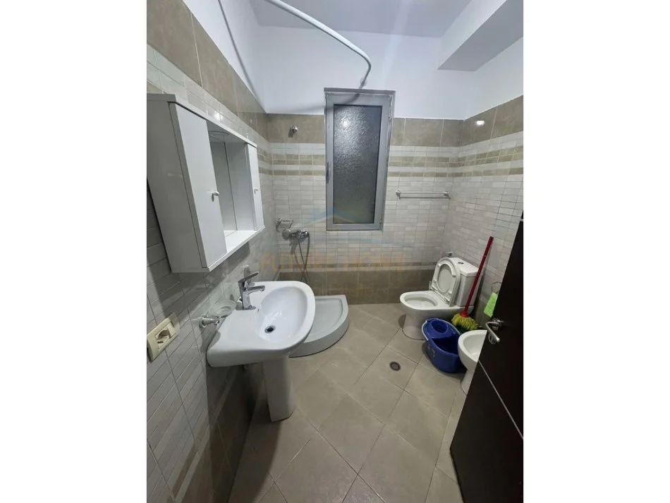 Tirane, jepet me qera apartament 2+1 Kati 1, 95 m² 450 € (FRESKU)