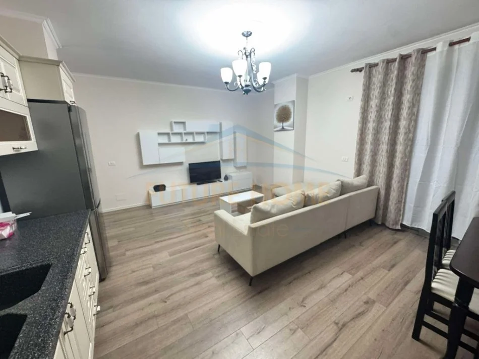 Tirane, jepet me qera apartament 2+1 Kati 1, 95 m² 450 € 