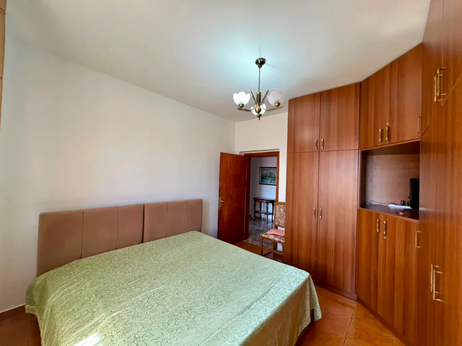 Tirane, jepet me qera apartament 2+1+Ballkon Kati 4, 80 m² 600 € (Shkolla e Kuqe)