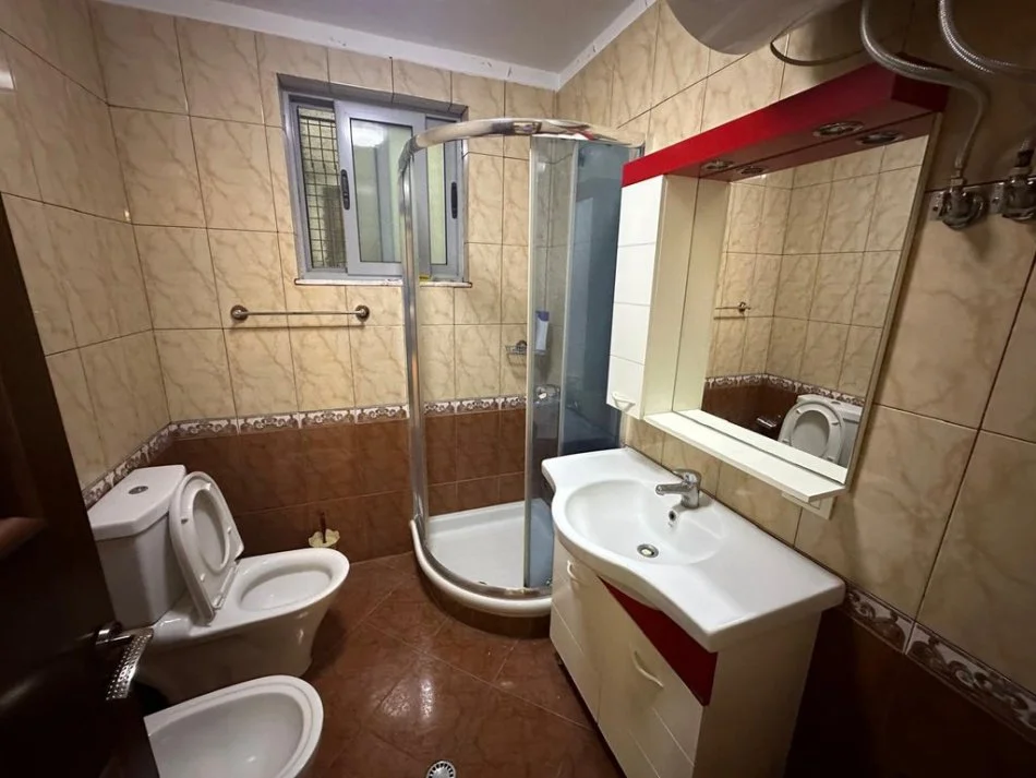 Tirane, jepet me qera apartament 2+1 Kati 6, 100 m² 750 € (BULEVARDI BAJRAM CURI)