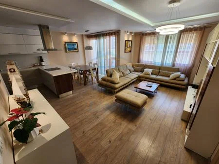 Tirane, jepet me qera apartament duplex 3+1 Kati 2, 139 m² 900 € 