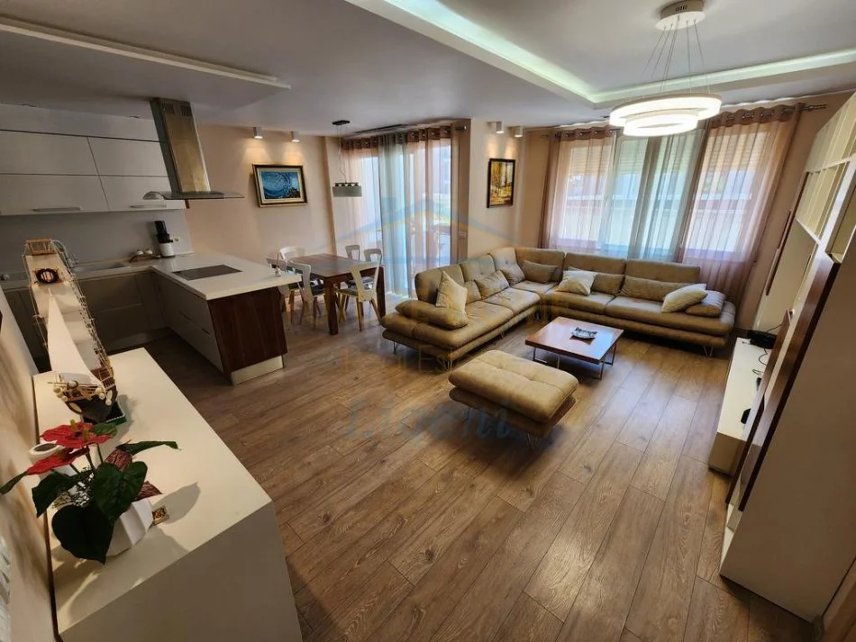 Tirane, jepet me qera apartament 3+1+Ballkon Kati 2, 139 m² 900 € (Rruga Karl Gega, Bulevardi i ri)