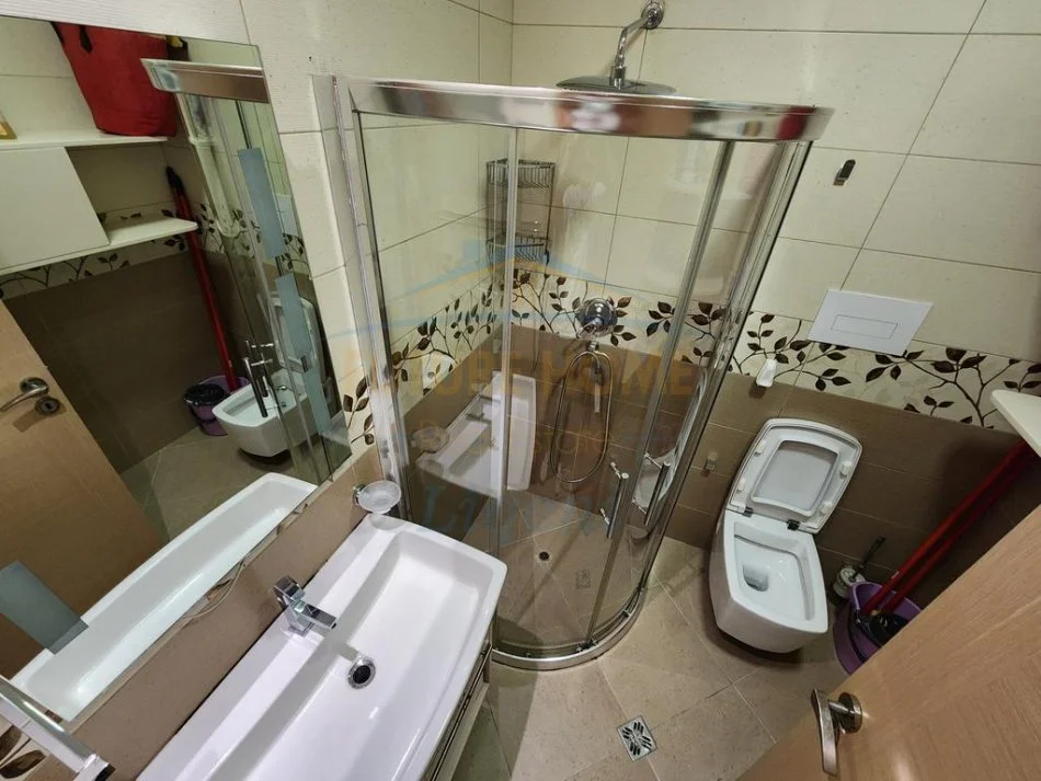 Tirane, jepet me qera apartament 3+1+Ballkon Kati 2, 139 m² 900 € (Rruga Karl Gega, Bulevardi i ri)