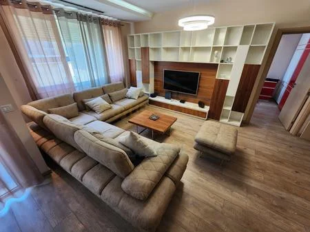 Tirane, jepet me qera apartament duplex 3+1 Kati 2, 139 m² 900 € 
