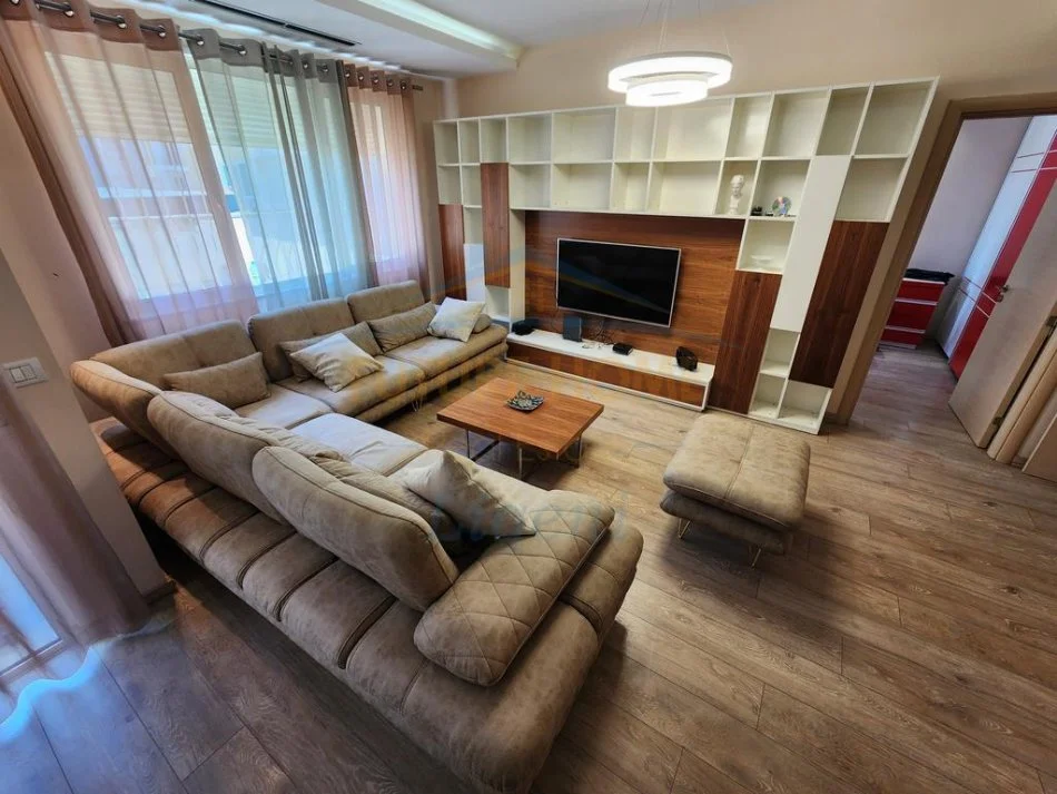 Tirane, jepet me qera apartament 3+1 Kati 2, 139 m² 900 € 