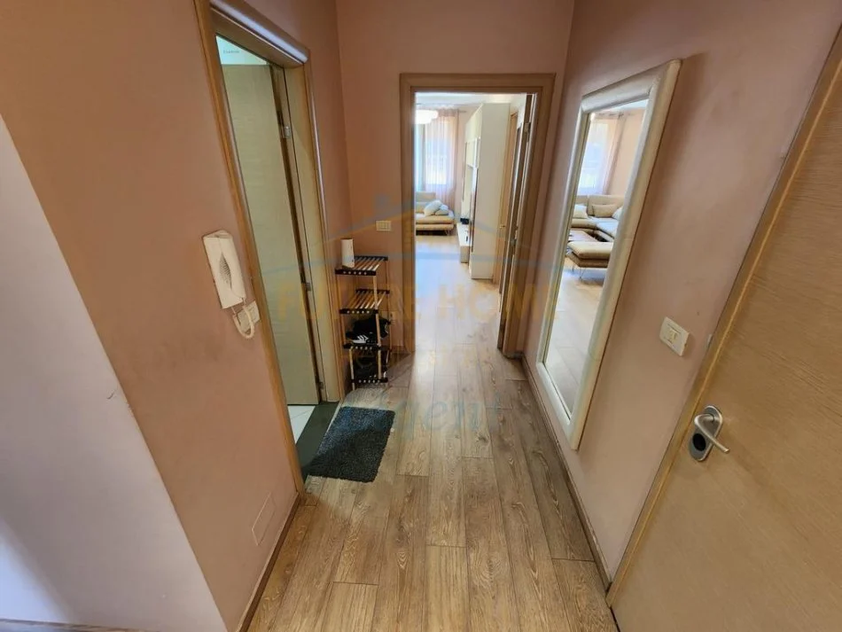 Tirane, jepet me qera apartament 3+1 Kati 2, 139 m² 900 € 