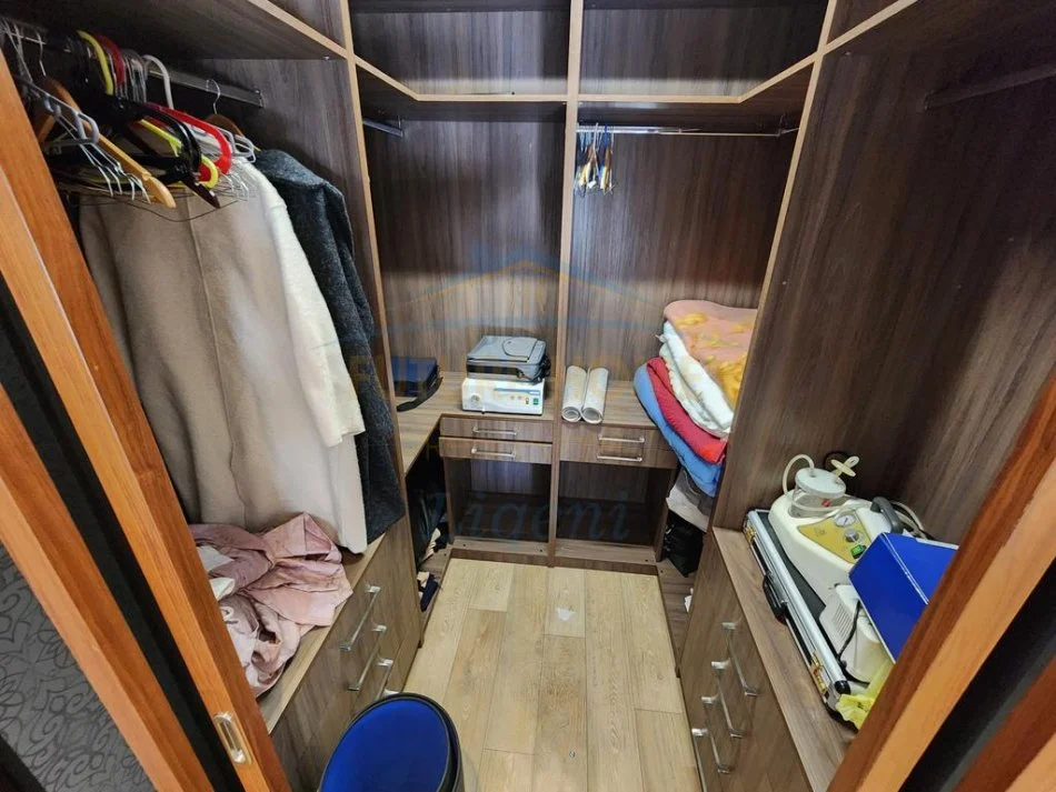 Tirane, jepet me qera apartament 3+1 Kati 2, 139 m² 900 € 