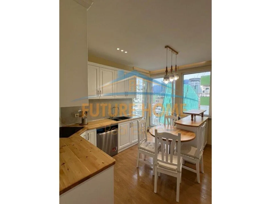 Tirane, jepet me qera apartament 2+1+2 Kati 8, 140 m² 1.300 €