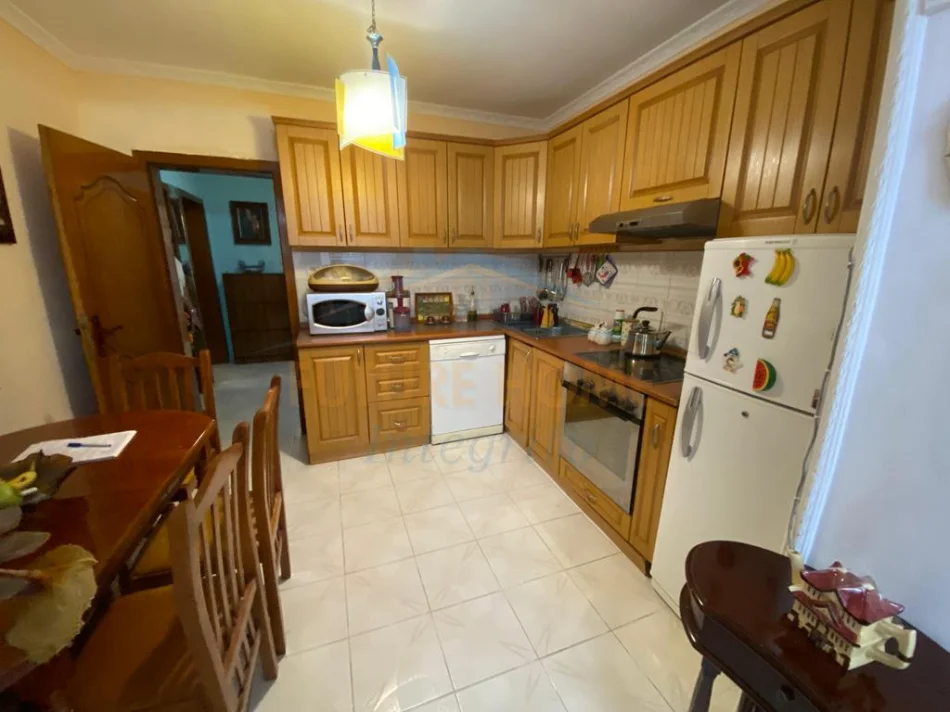Tirane, jepet me qera apartament 2+1 Kati 1, 85 m² 600 € (Rruga e Elbasanit)