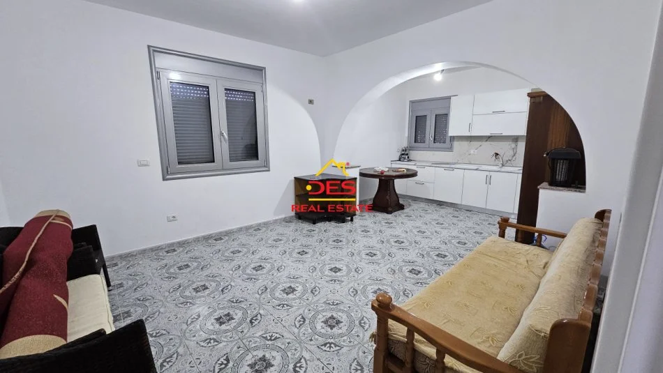 Vlore, jepet me qera shtepi 2+1+Ballkon Kati 0, 100 m² 350 € (Rruga Janaq Kilica)