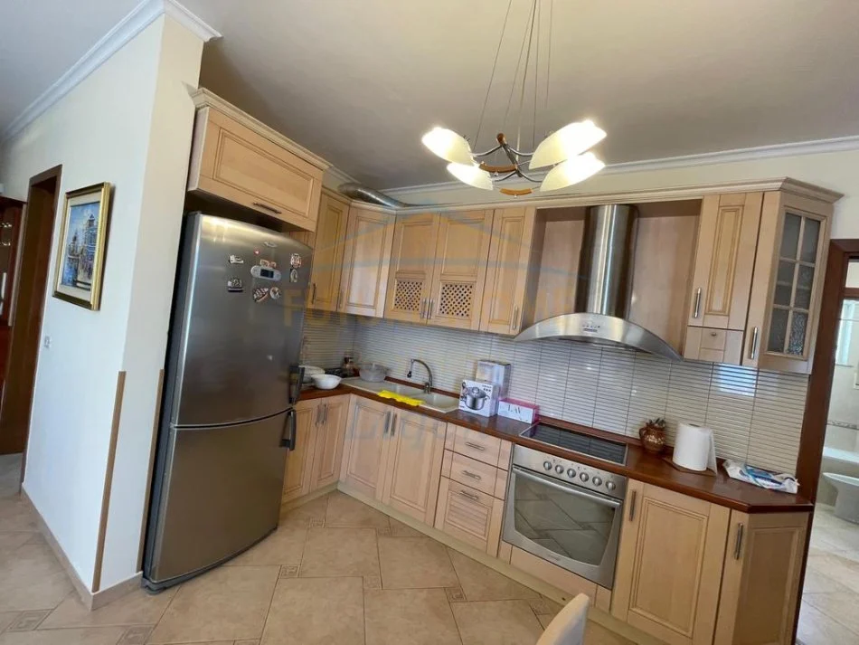 Tirane, jepet me qera apartament 3+1 Kati 7, 1.000 € 