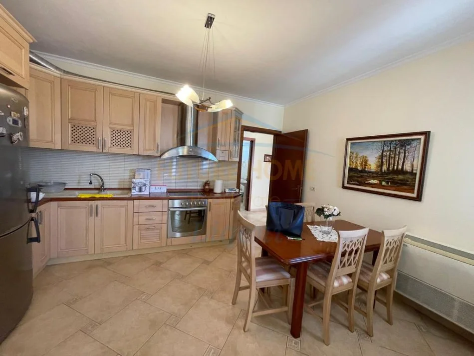 Tirane, jepet me qera apartament 3+1 Kati 7, 1.000 € 