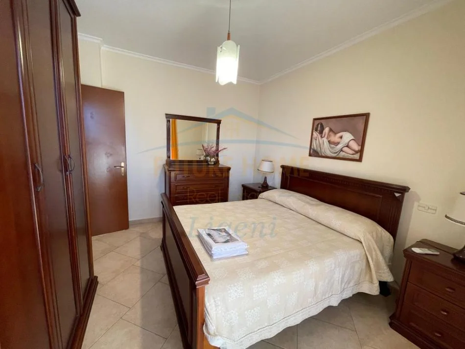 Tirane, jepet me qera apartament 2+1+Ballkon Kati 7, 118 m² 1.000 € 