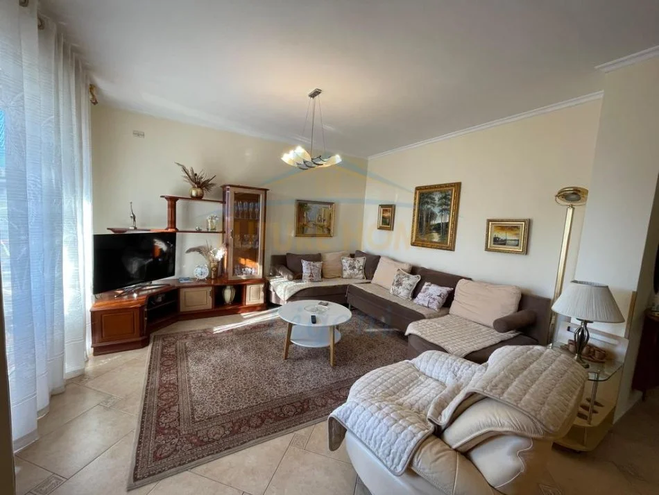 Tirane, jepet me qera apartament 2+1+Ballkon Kati 7, 118 m² 1.000 € 