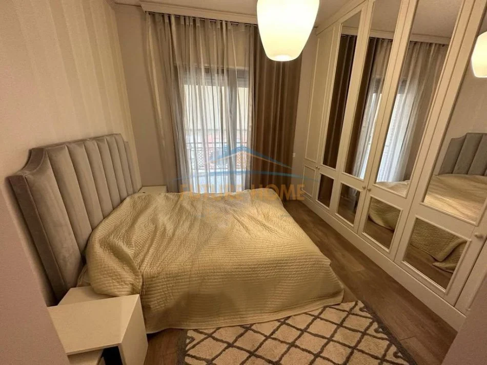Tirane, jepet me qera apartament 2+1+Ballkon Kati 4, 108 m² 1.300 € 