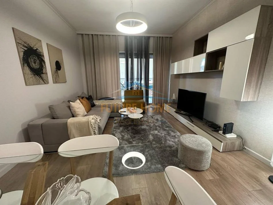 Tirane, jepet me qera apartament 2+1+Ballkon Kati 4, 108 m² 1.300 € 