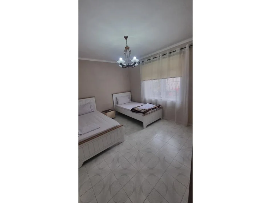 Tirane, jepet me qera apartament 2+1 Kati 1, 82 m² 700 € 