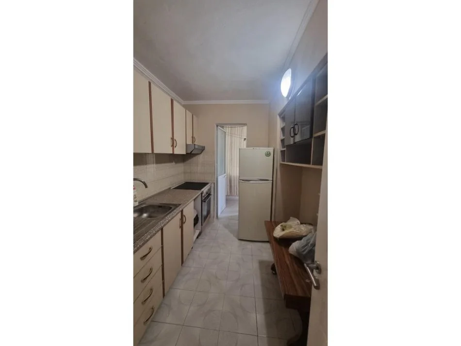 Tirane, jepet me qera apartament 2+1 Kati 1, 82 m² 600 € 