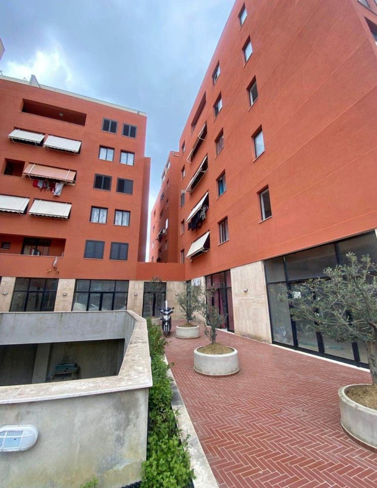 Tirane, jepet me qera apartament 2+1+Ballkon Kati 4, 85 m² 500 € (Shkoze)