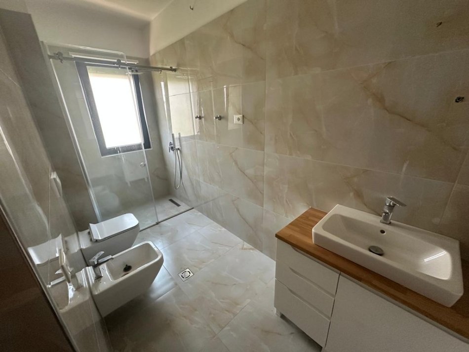 Tirane, shitet apartament 2+1 Kati 3, 128 m² 335.000 € (Liqeni i Thate)