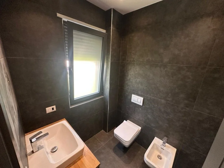 Tirane, shitet apartament 2+1+Ballkon Kati 3, 128 m² 335.000 € (Liqeni i Thate)