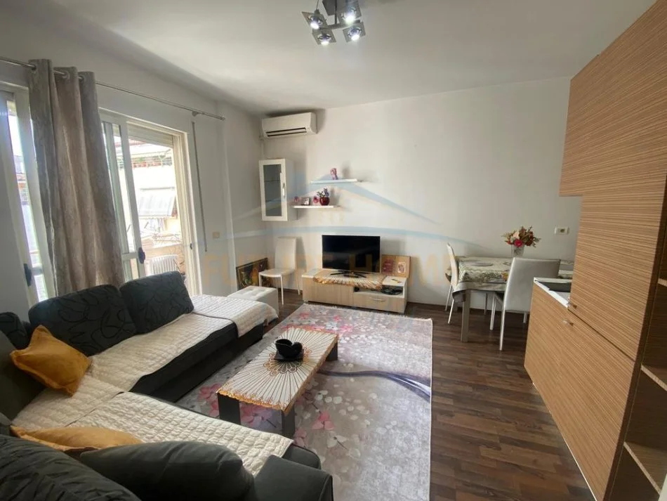 Tirane, jepet me qera apartament 1+1+Ballkon Kati 4, 65 m² 350 € (Fresk, Tiranë)