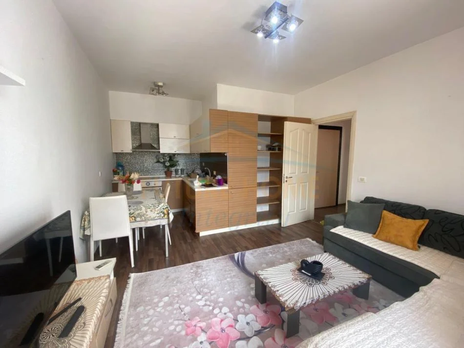 Tirane, jepet me qera apartament 1+1+Ballkon Kati 4, 65 m² 350 € (Fresk, Tiranë)