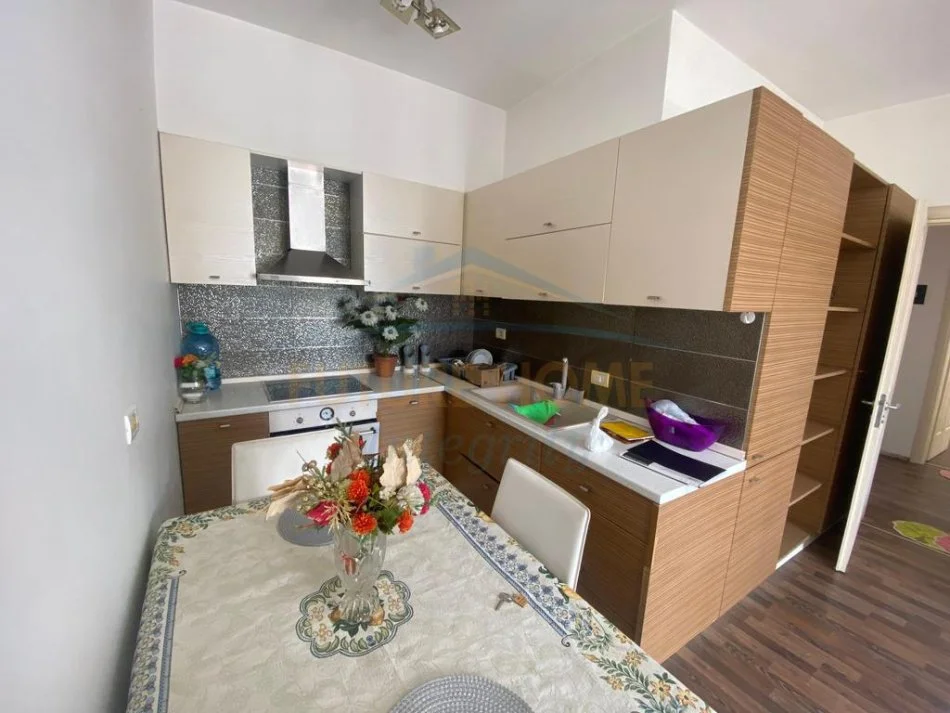 Tirane, jepet me qera apartament 1+1+Ballkon Kati 4, 65 m² 350 € (Fresk, Tiranë)