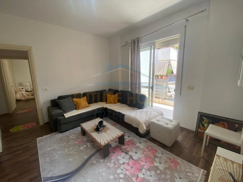 Tirane, jepet me qera apartament 1+1+Ballkon Kati 4, 65 m² 350 € (Fresk, Tiranë)