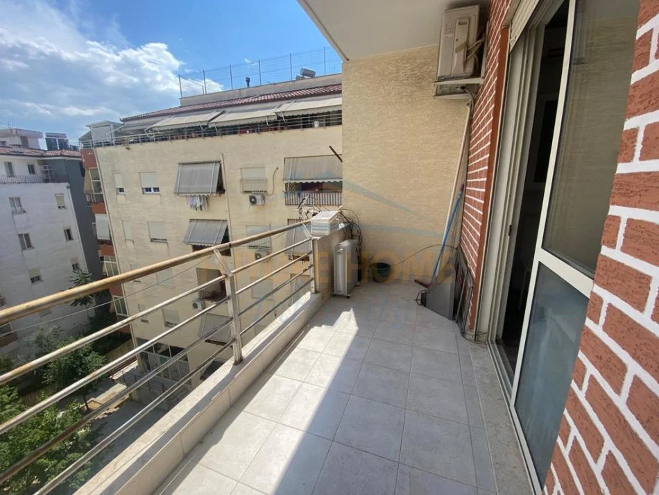 Tirane, jepet me qera apartament 1+1+Ballkon Kati 4, 65 m² 350 € (Fresk, Tiranë)
