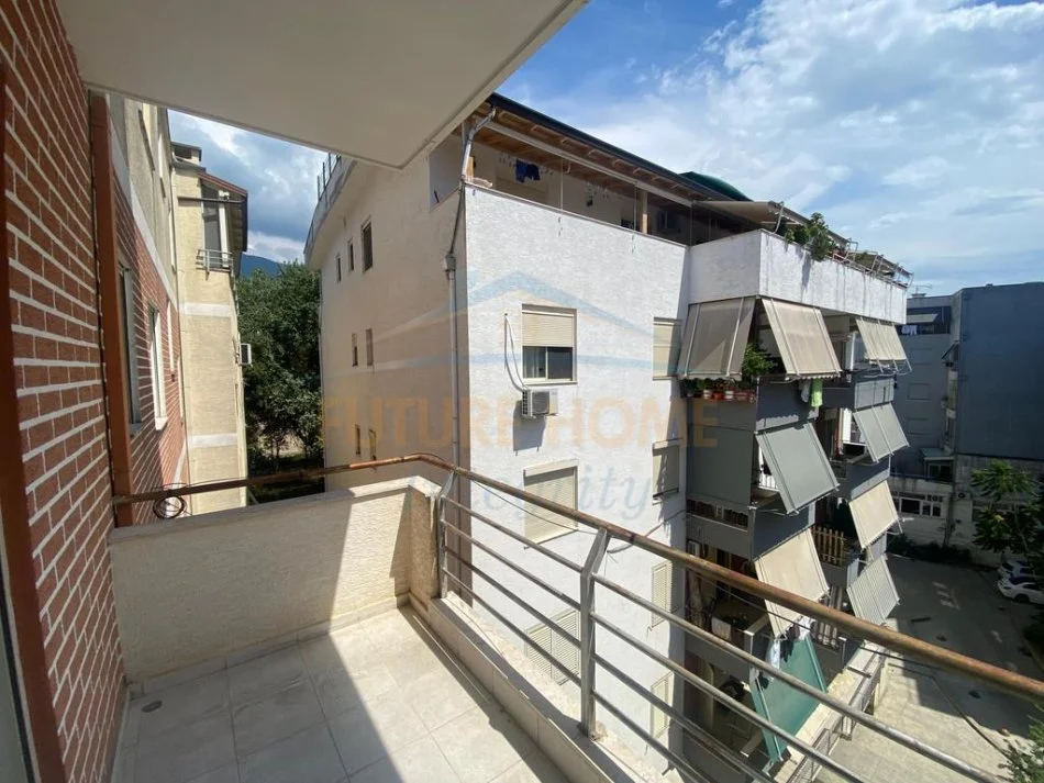 Tirane, jepet me qera apartament 1+1+Ballkon Kati 4, 65 m² 350 € (Fresk, Tiranë)