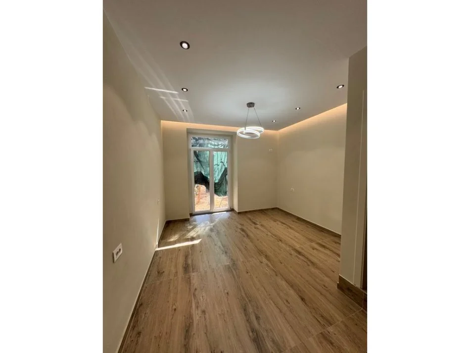 Tirane, jepet me qera ambjent biznesi Kati 0, 53 m² 650 € 